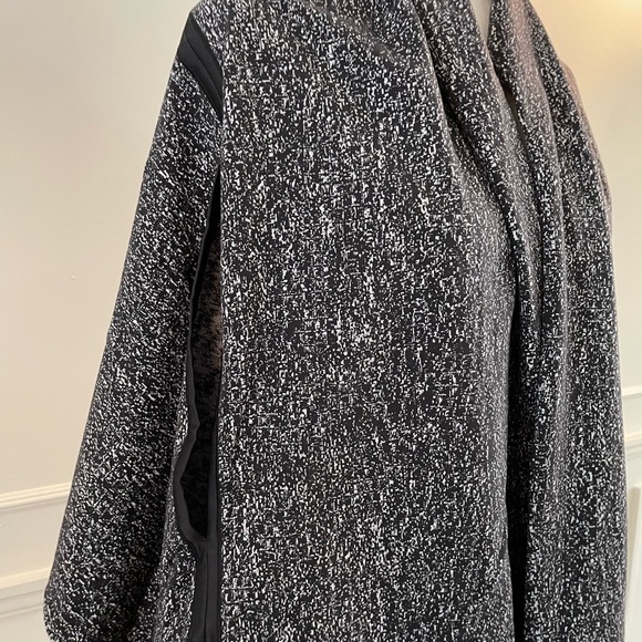 Lululemon Vinyasa Poncho Scarf 🧣 - Picture 6 of 7